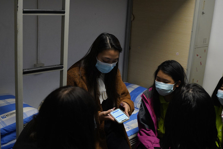 图为新华陈诗璐老师疫情工作