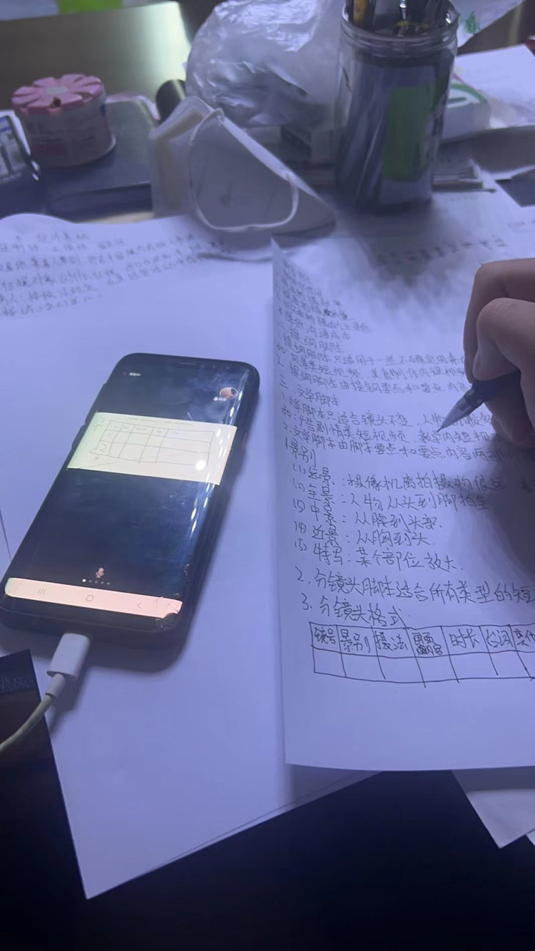 图为朱俊峰疫情期间网课及志愿者工作