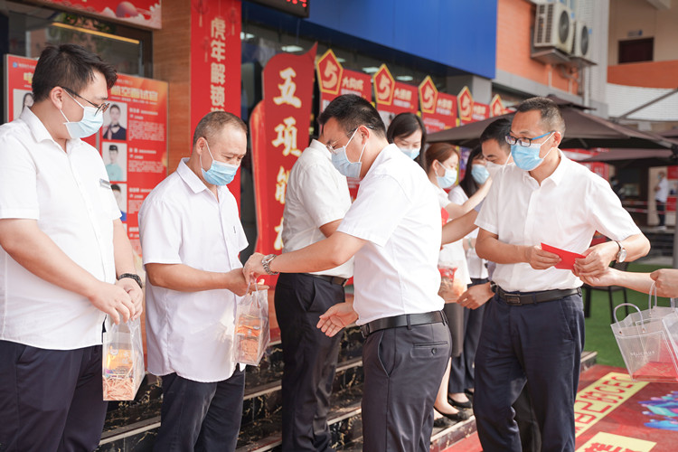 双节同庆，情满校园