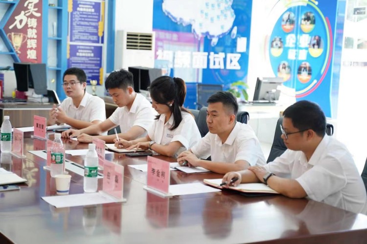 成都新华与新蔚航空开展校企合作交流会圆满举行