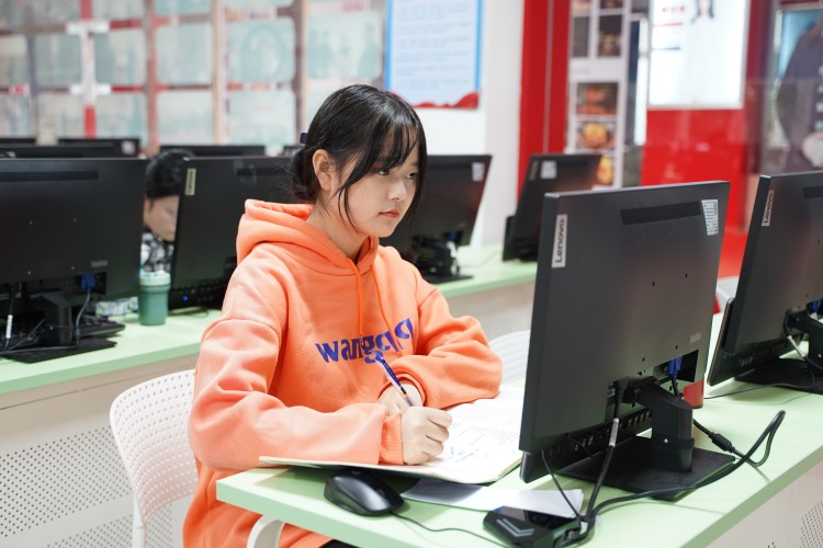 图为陈苑同学