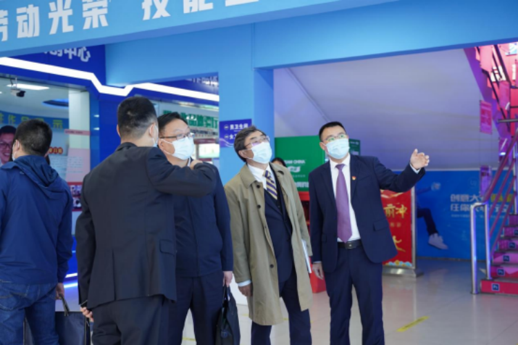 成都市技工院校规范办学评估工作组一行莅临我校开展规范办学评估工作