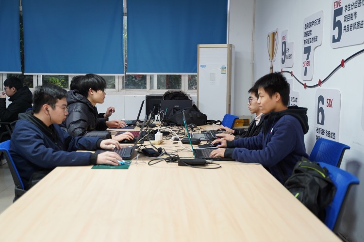 图为邓俊鹏同学