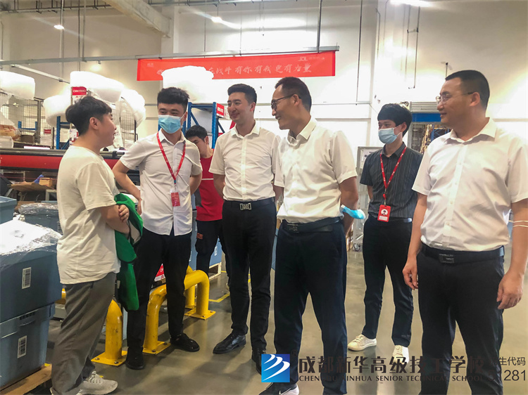 学校领导前往京东物流基地回访学生
