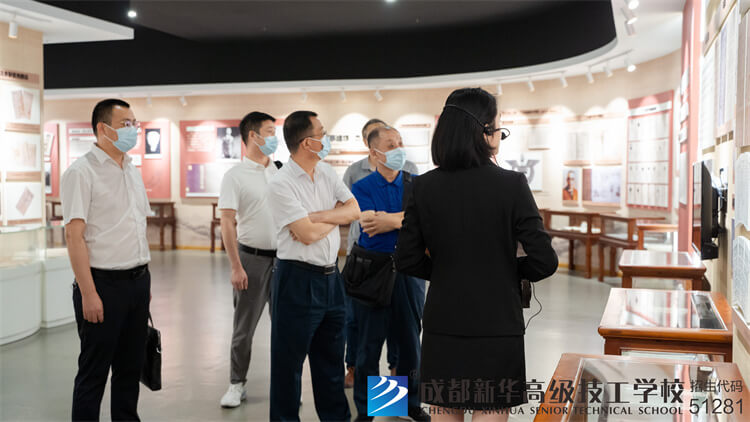 校领导去成都工业学院参观学习