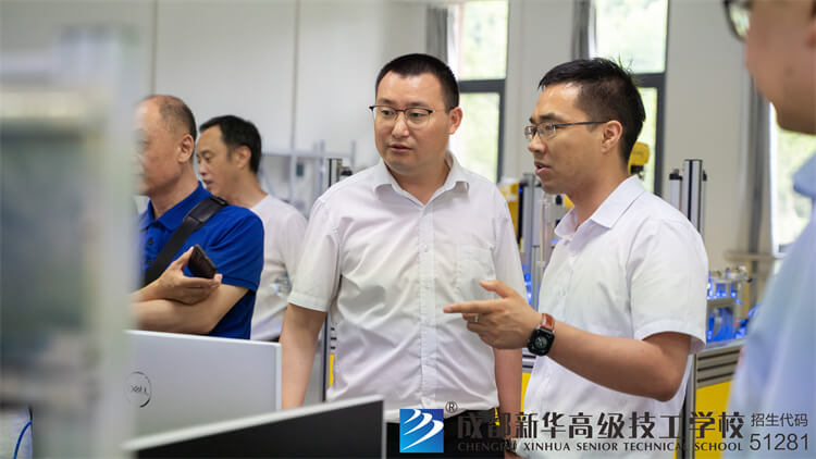 校领导去成都工业学院参观学习