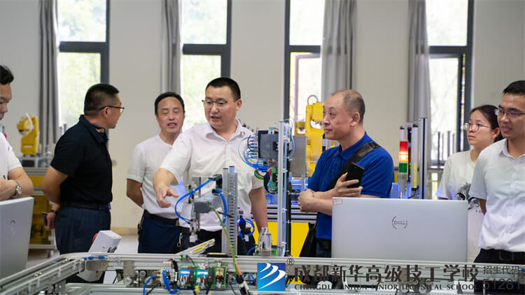 校领导去成都工业学院参观学习