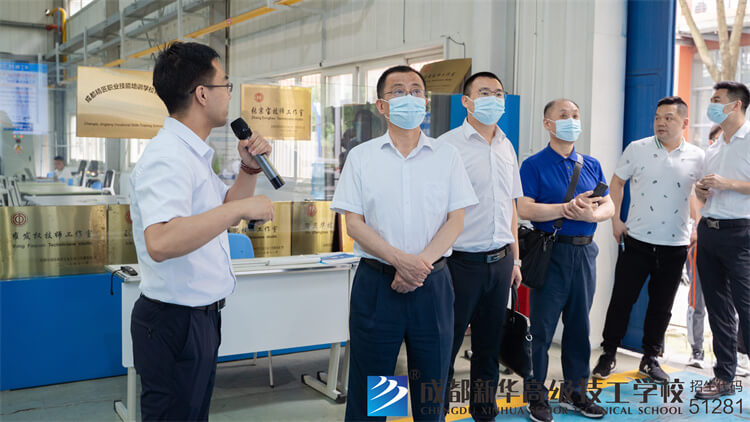 校领导去成都工业学院参观学习