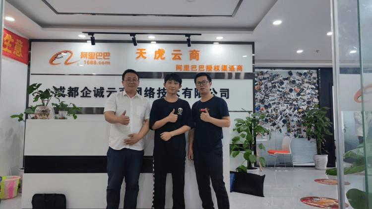 关怀从未停止--成都新华回访毕业学子