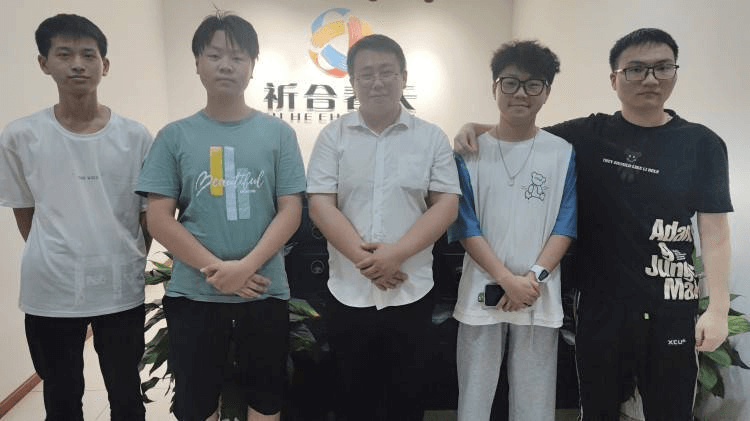 关怀从未停止--成都新华回访毕业学子