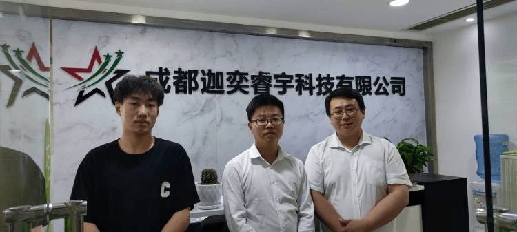 关怀从未停止--成都新华回访毕业学子