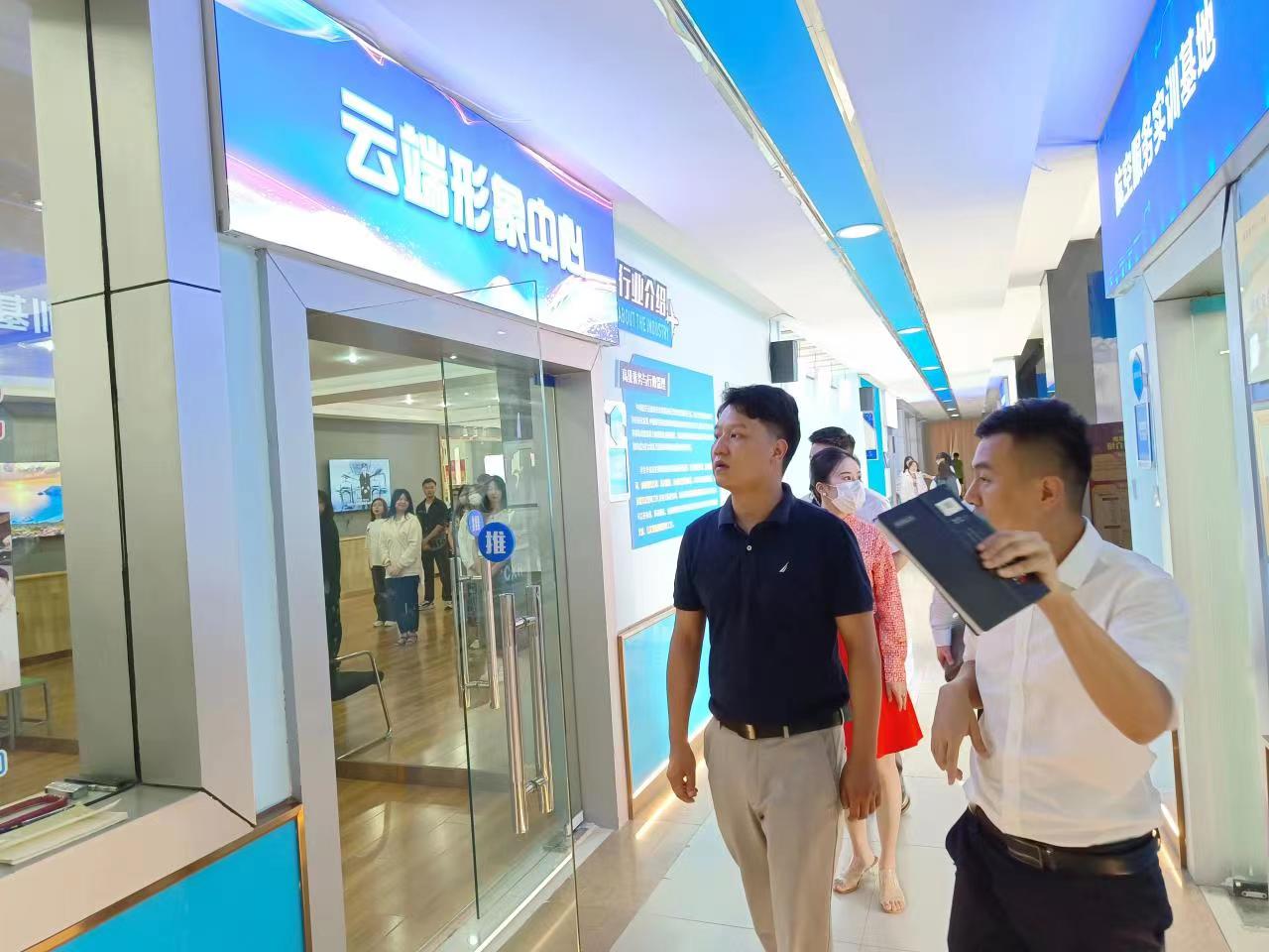 成都新华与新蔚航空开展校企合作交流会