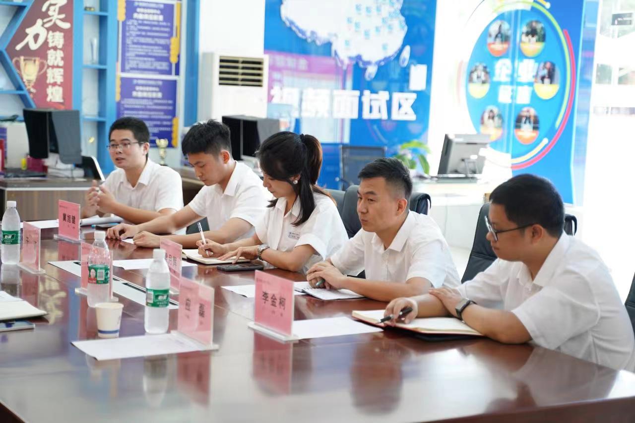 成都新华与新蔚航空开展校企合作交流会