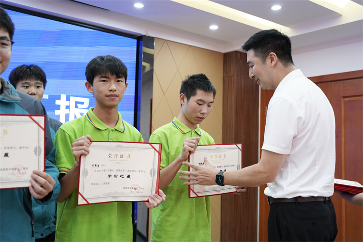 凝心聚力，收获硕果|成都新华毕业阶段答辩圆满礼成