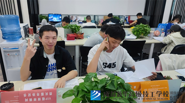就业办老师回访柠檬装饰入职学生