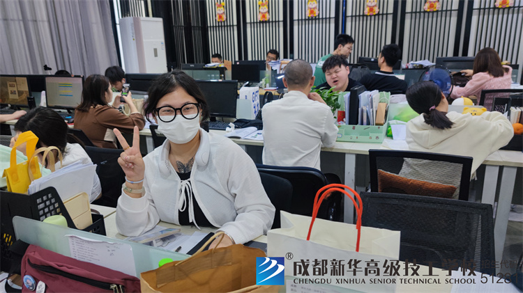 就业办老师回访柠檬装饰入职学生