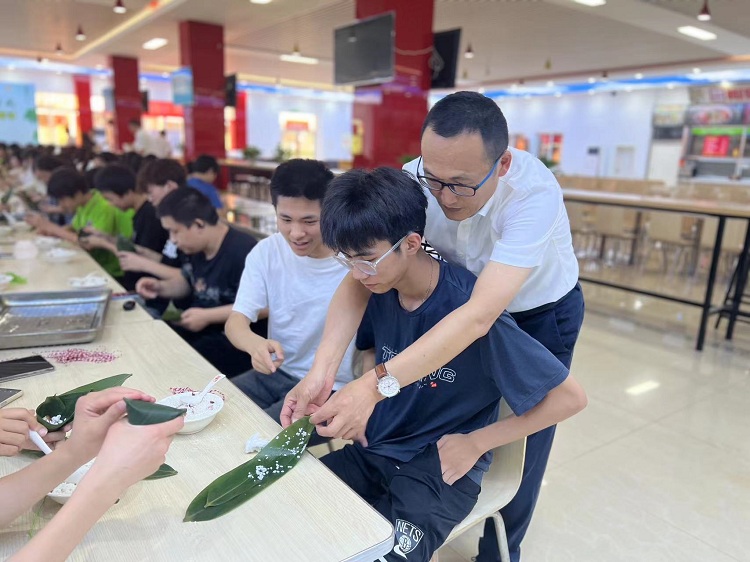 端午节组织学生在食堂包粽子