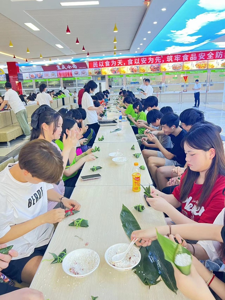 端午节组织学生在食堂包粽子