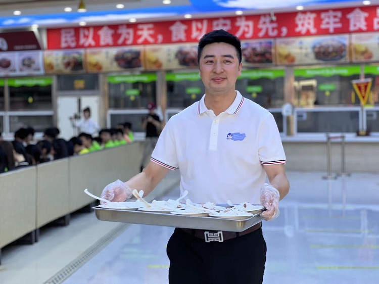 端午节组织学生在食堂包粽子