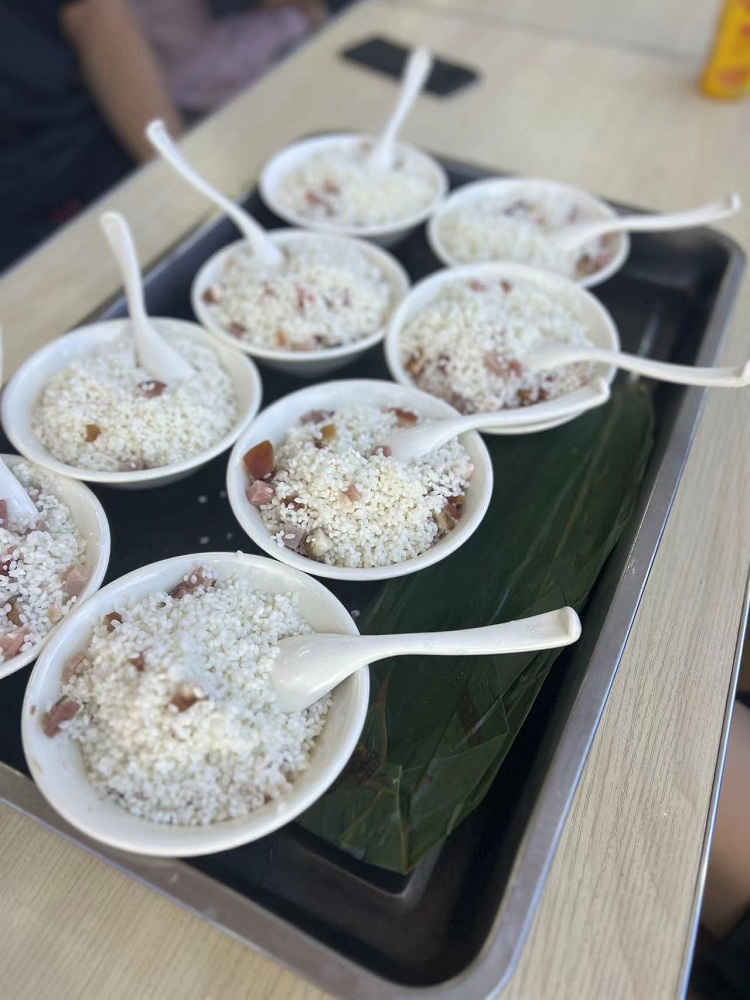 端午节组织学生在食堂包粽子