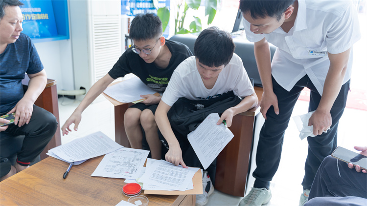 同成长，齐奋进！自贡双胞胎兄弟双双报考成都新华