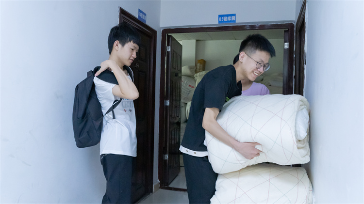 同成长，齐奋进！自贡双胞胎兄弟双双报考成都新华