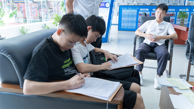 同成长，齐奋进！自贡双胞胎兄弟双双报考成都新华