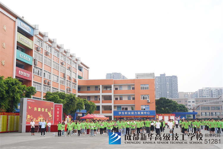 新生参与学校周一升旗仪式