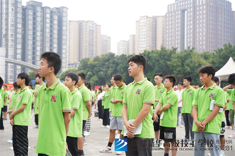 新生参与学校周一升旗仪式