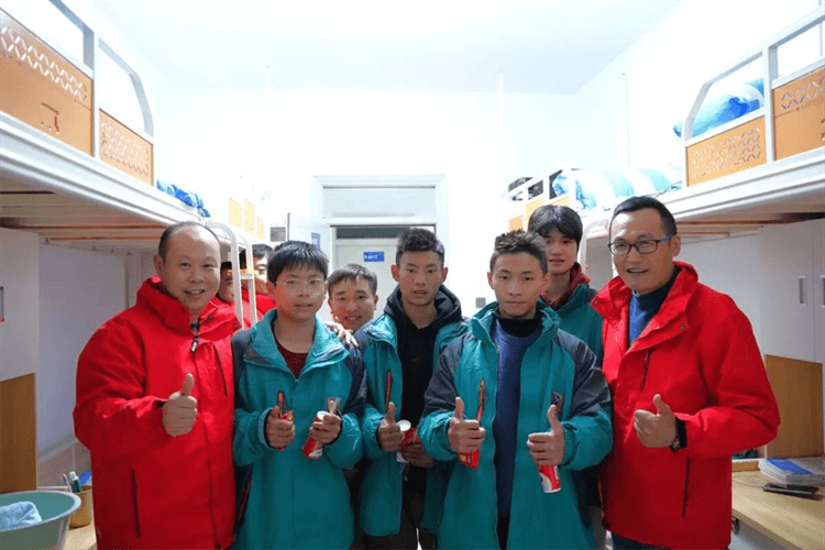 成都新华2024年春季首批新生入学教育，从“新”出发 扬帆远航