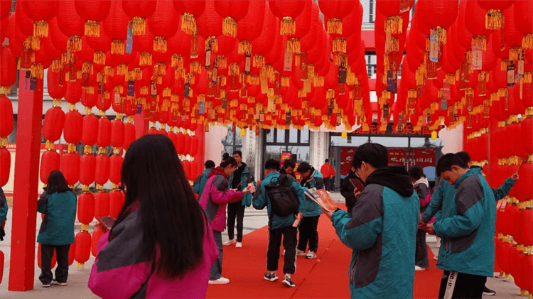 欢声笑语闹元宵，匠心独运庆团圆 