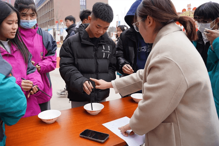 欢声笑语闹元宵，匠心独运庆团圆 