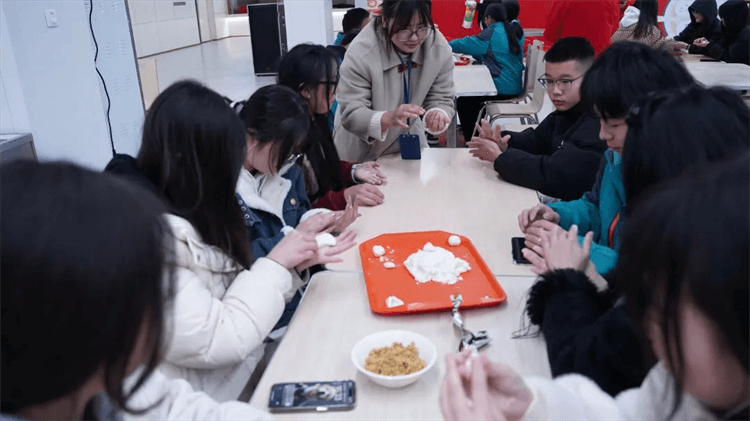 欢声笑语闹元宵，匠心独运庆团圆 