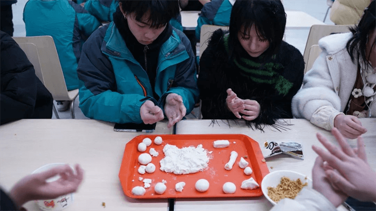欢声笑语闹元宵，匠心独运庆团圆 