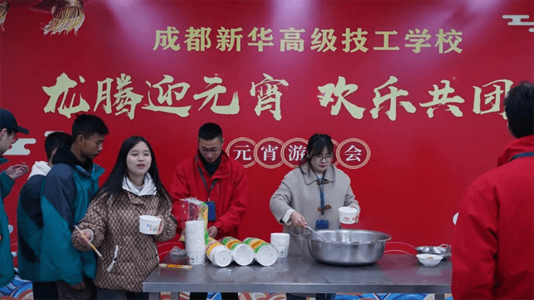欢声笑语闹元宵，匠心独运庆团圆 