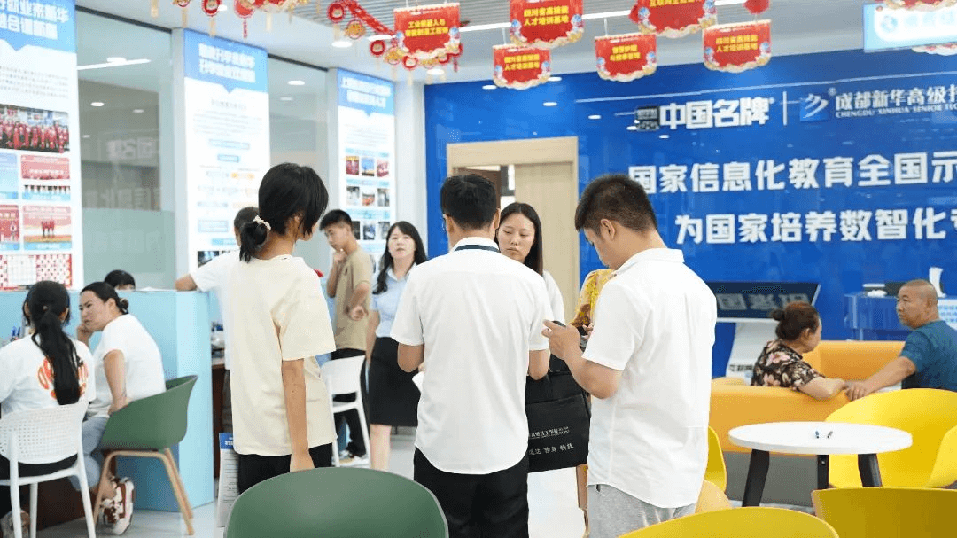 成都中考成绩及分数线已出，成都新华今日现场火爆