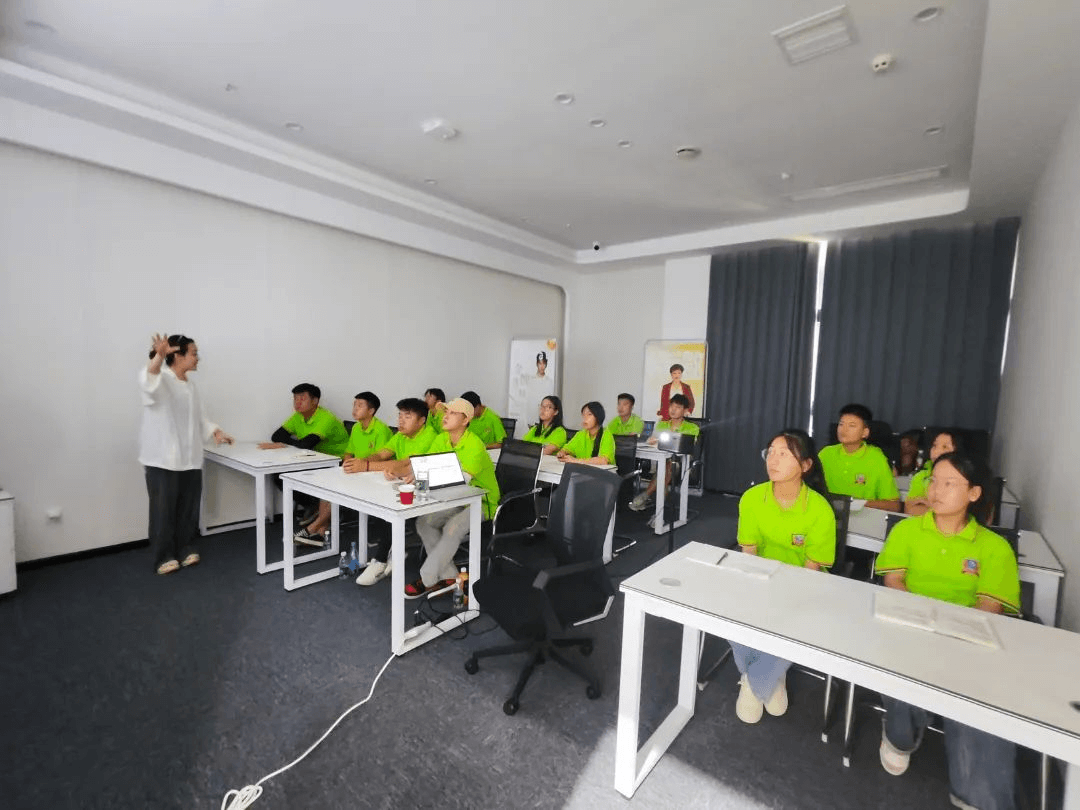 成都新华学子走进资阳数字经济及电商直播基地