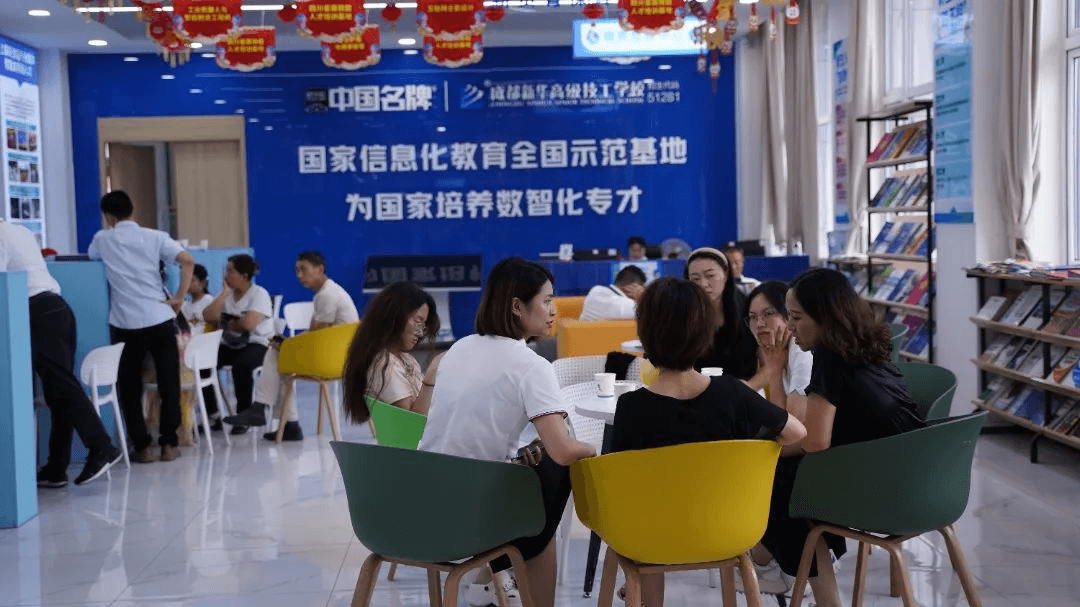 8月了还没选好学校，这个学校还有少量名额！