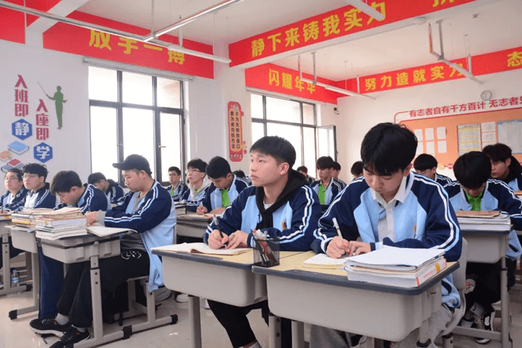 高一高二成绩不理想？成都新华助你升学就业两不误！