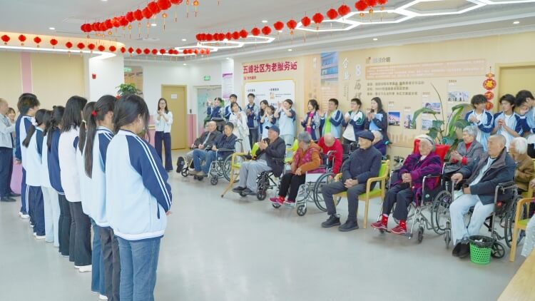 敬老院慰问老人