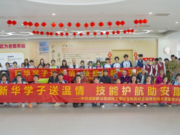 <b>敬老院慰问老人</b>