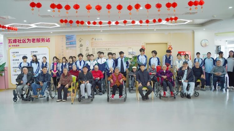 敬老院慰问老人