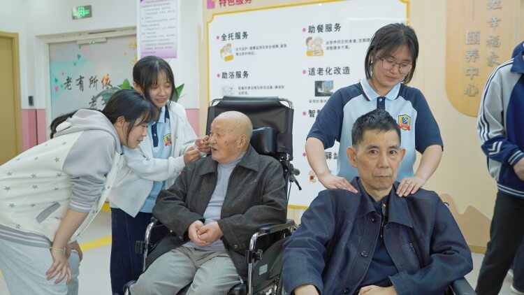 敬老院慰问老人