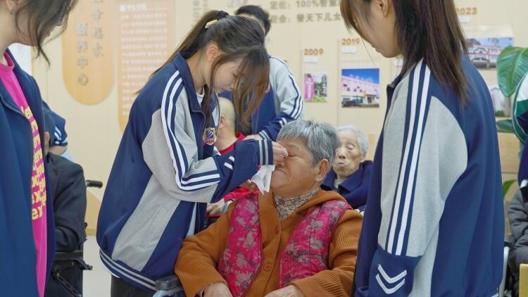 敬老院慰问老人